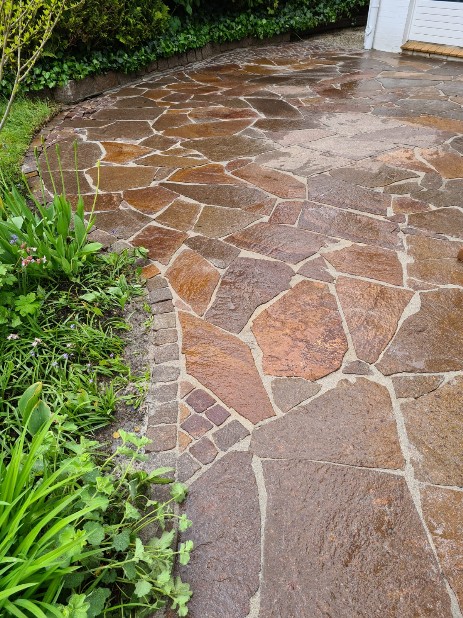 Polygonal Natursteinplatten mit Fugenmörtel